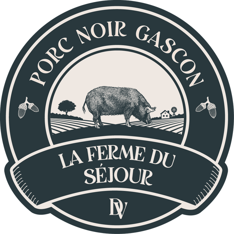 Le logo de la Ferme du Séjour représentant un porc noir gascon dessiné sur fond de campagne